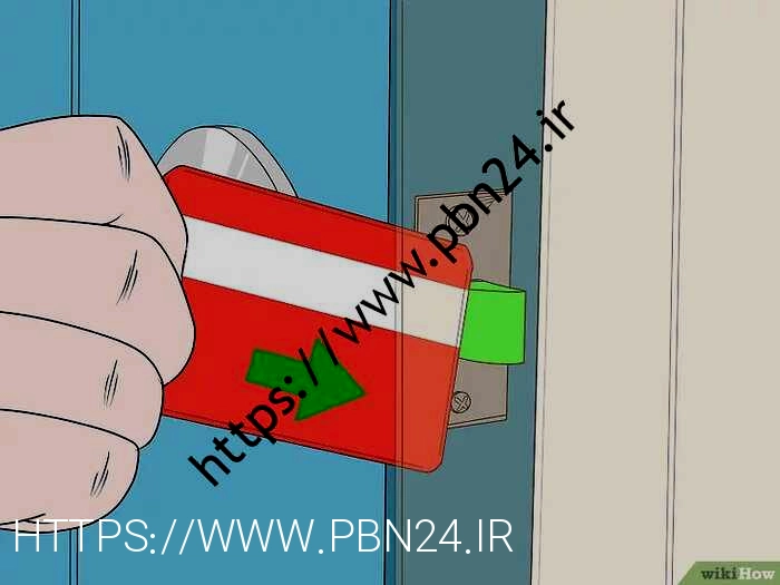 با لبخند به همه افراد خانه نگاه کنید.