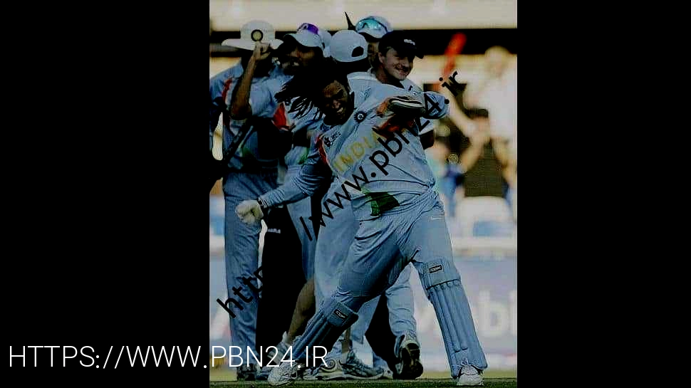 MS Dhoni قهرمانی هند در فینال جام جهانی T20 مقابل پاکستان در سال 2007 را جشن می گیرد. (منبع: توییتر) 